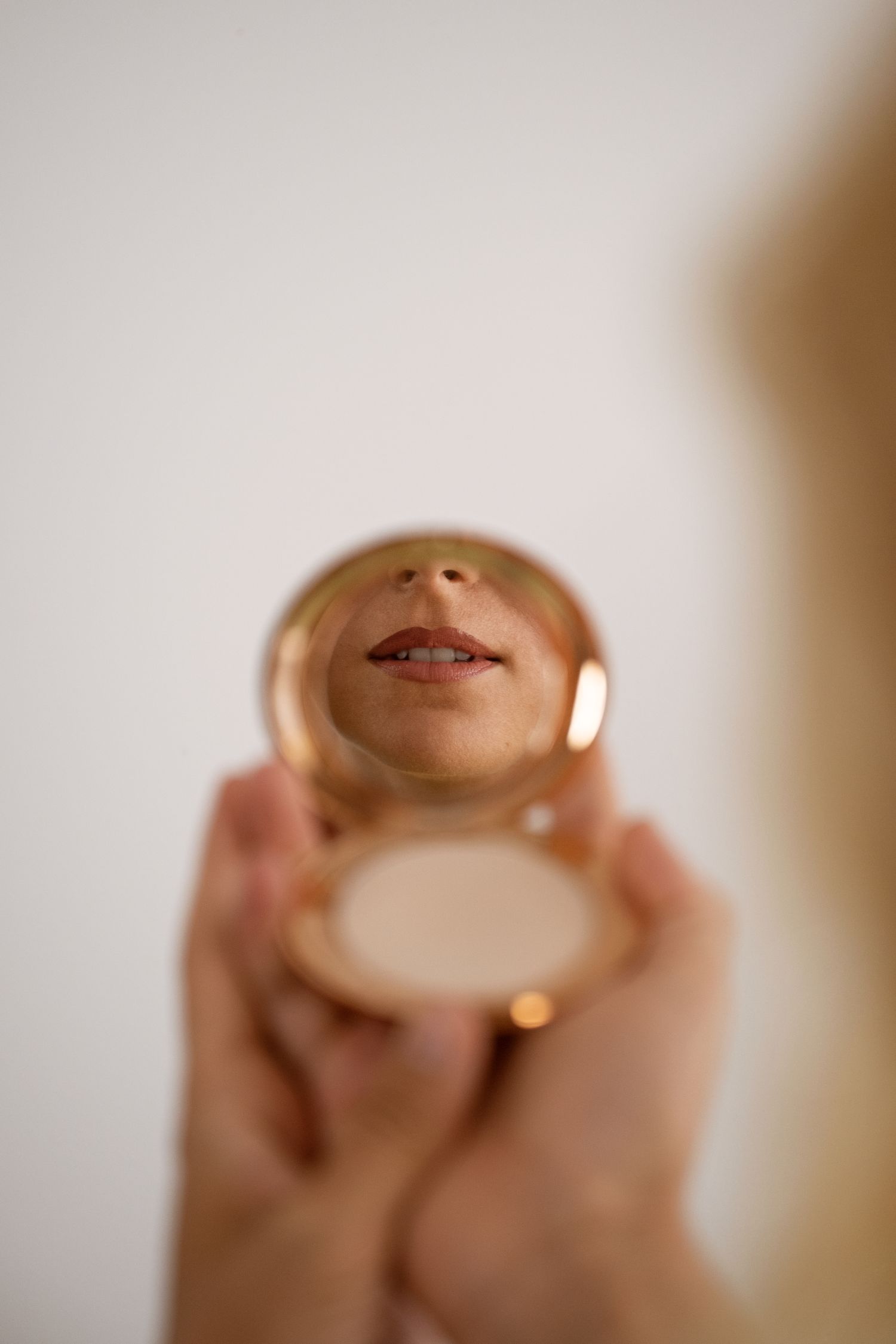 Glow up avant les fêtes : prépare ta peau, ton corps et ton mental pour briller pendant les célébrat